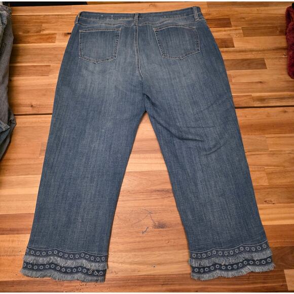 Chico’s So Slimming Girlfriend Slim Leg Crop Jeans Size 16 Chico’s 3 Embroidered - Picture 5 of 5